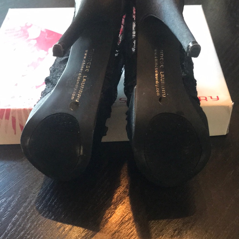 Chinese Laundry Black Lace Platform Pump - Picture 6 of 6